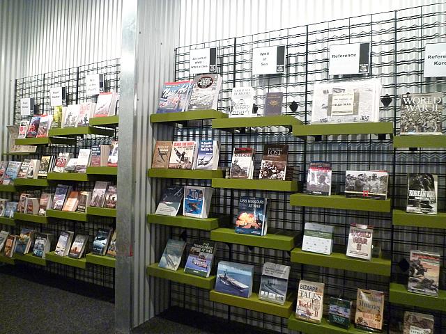 真珠湾攻撃を報じる当時の新聞の復刻版も。