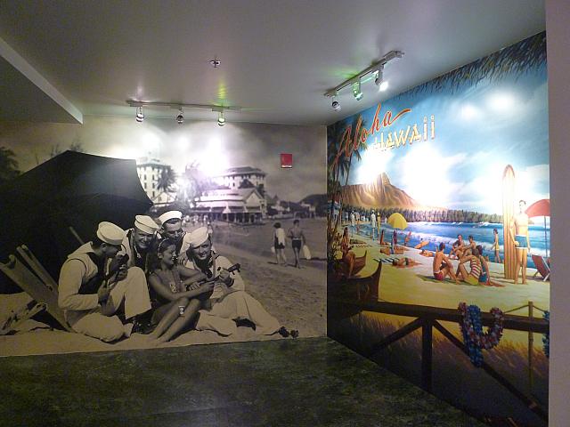 何やら楽しげ。1940年代のハワイ。