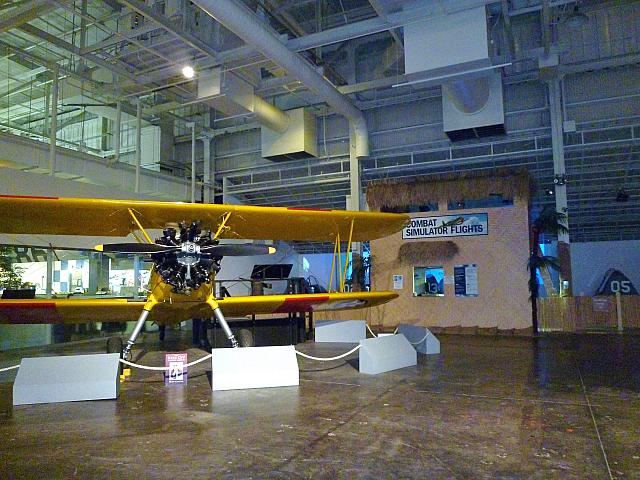 戦闘機の写真を撮りまくる男性陣、多し。