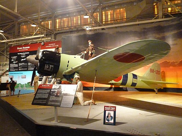 実際に真珠湾攻撃に参加した零戦ではなく、ソロモン諸島パラレ島の密林から回収された残骸から零戦２１型へと復元されました。