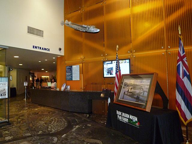 入口でチケットを見せると手首にリストバンドを巻いてくれます。