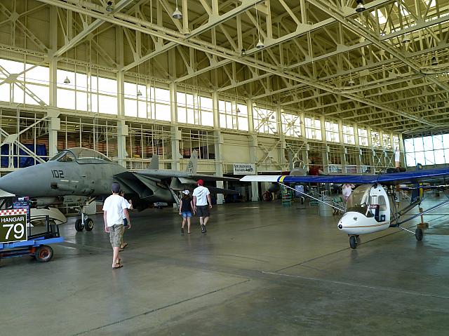 展示はハンガー３７とハンガー７９の２カ所に。ハンガーとは格納庫のことです。