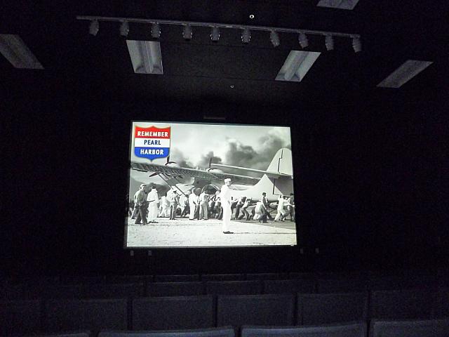 進んだ右手にミニシアター。日本人としてはいたたまれない真珠湾攻撃のドキュメント映画（英語）が上映されます。