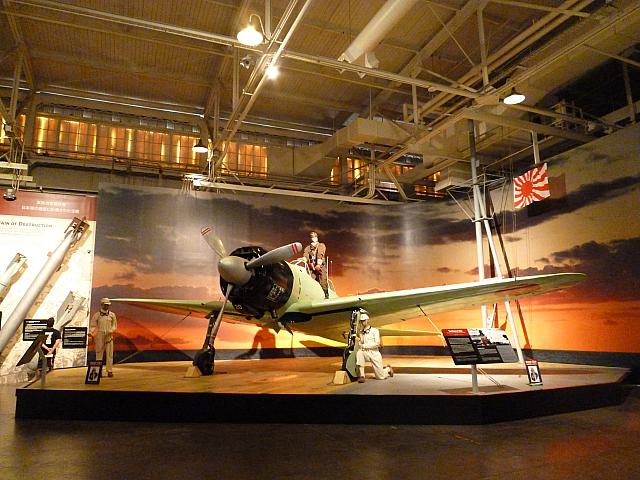 いきなり零戦が！ニイハウ島事件の主人公となる西開地重徳一飛曹が、真珠湾攻撃の第二次攻撃隊制空隊として、零戦の操縦席に乗りこむ姿の再現です。