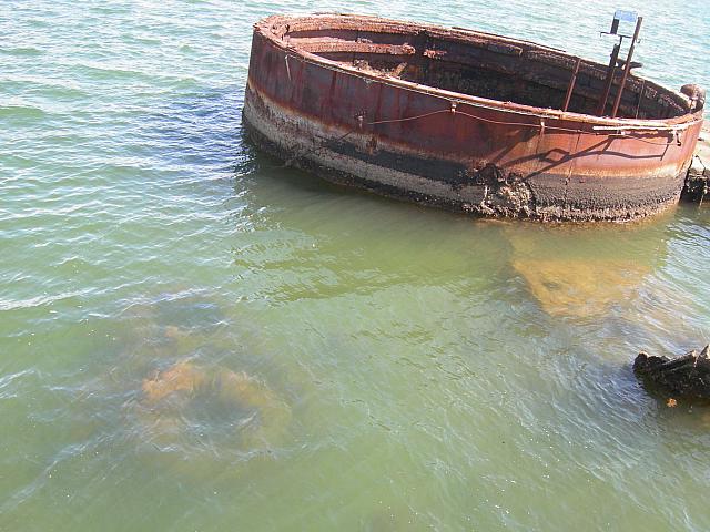 アリゾナの先端部が海面に見えます
