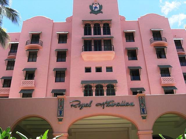 ピンク色の王宮風建物　ピンクパレスと呼ばれる所以