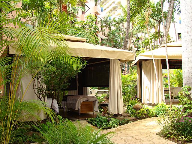 アジアンチックなトリートメントルームが並ぶ庭園