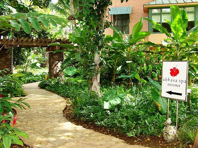 庭園に出るとアバサ　スパへの案内があります