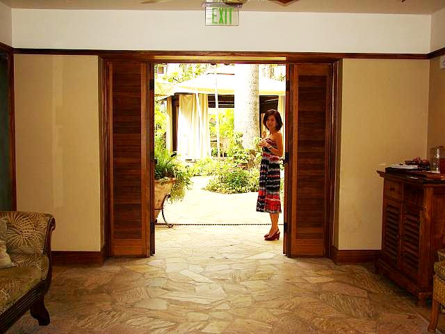 トリートメントルームのある庭園へ