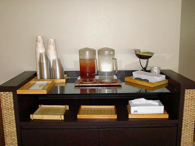 飲料水やお茶が用意されています