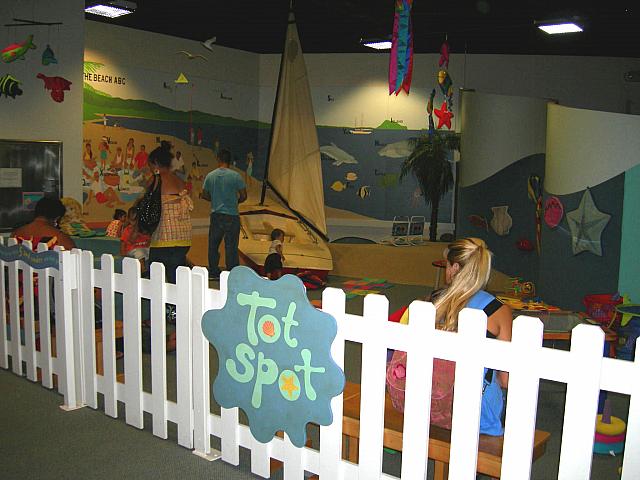 ママはベンチで見学中