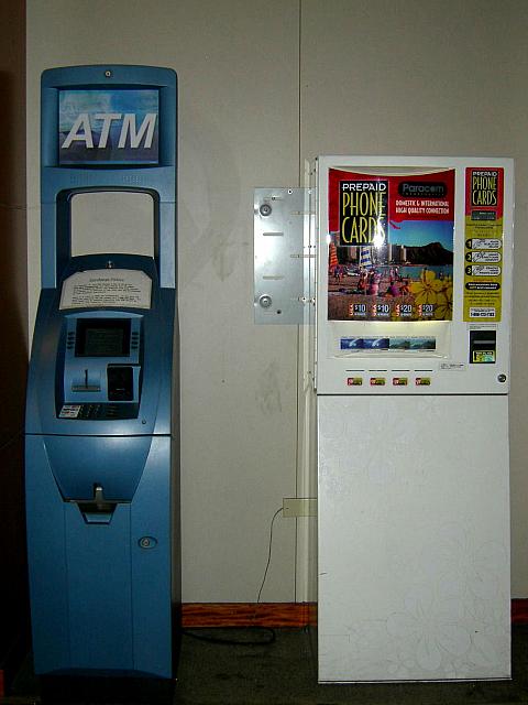 ATMマシーンとテレフォンカードの自動販売機