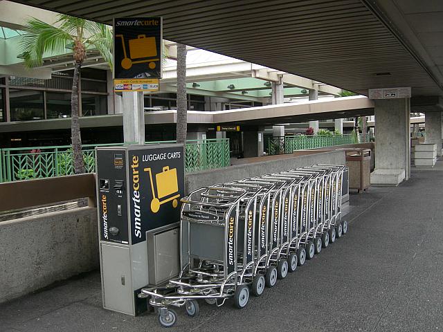 カートは空港の外側にも内側にもあります