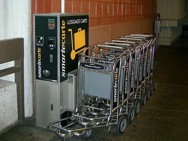 スーツケース等、荷物が多いときに乗せて運ぶときのカート。お金を入れて、カートをひきだします