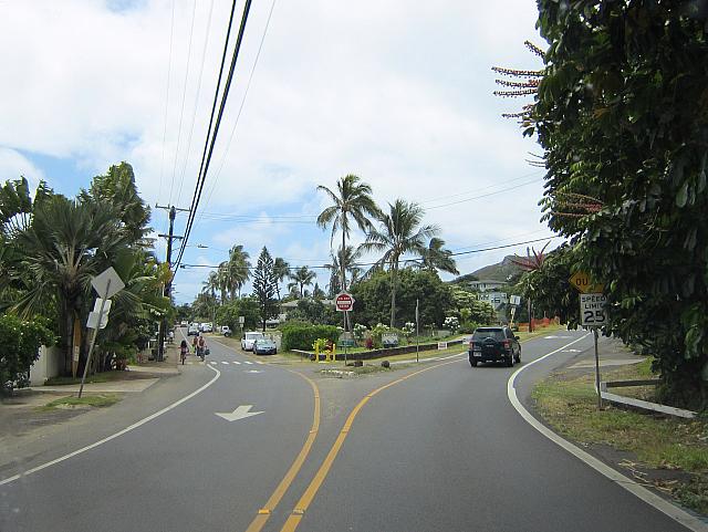ラニカイ地区に入るとすぐ道路が二叉（ふたまた）に。