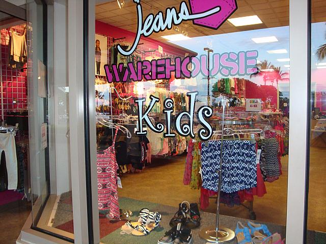 ジーンズ・ウェアハウス子供服店もあり