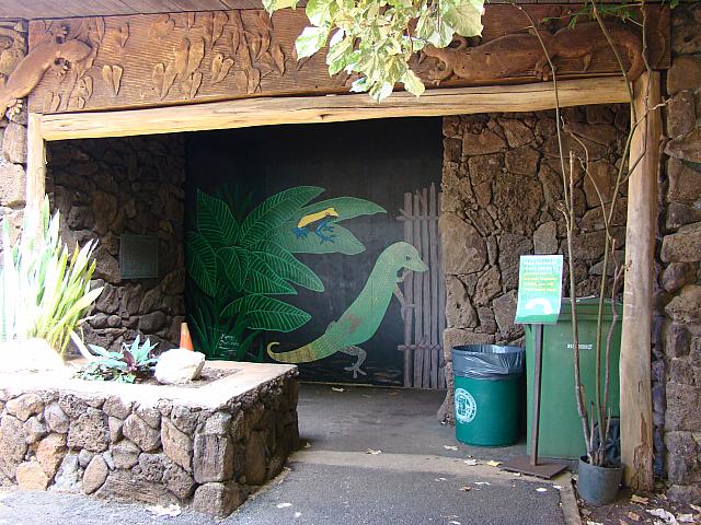 爬虫類館周辺はリノベーション中。