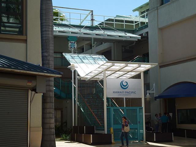 学生寮の入り口は２階からも入れますが１階の入り口もあり鍵がないとアクセスできないようになっています。