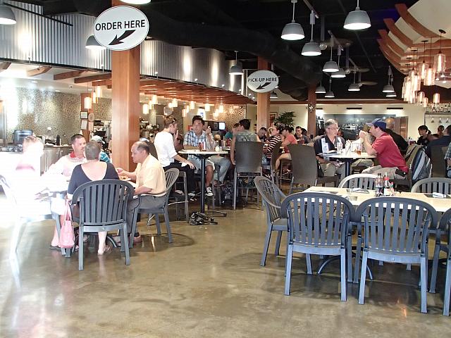 港の雰囲気に合った開放的な感じ