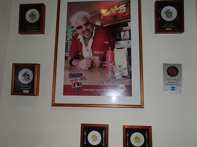 紹介されたフード・ネットワークのTV番組ポスターと数々の賞