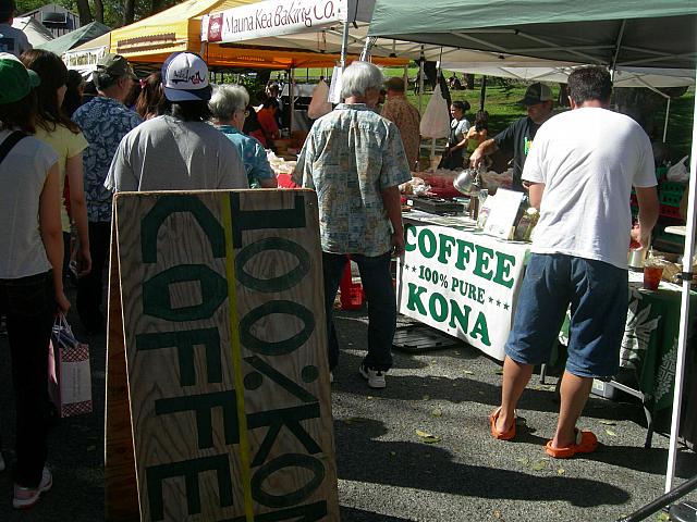 朝のコーヒー求めて、行列がつづきます