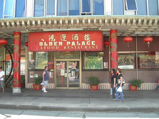 誰かに割られた店のサイン