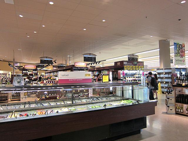 ブッフェスタイルのテイクアウトフードや、サンドイッチ等あり。