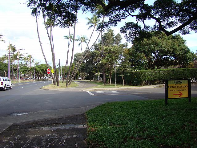 左手にJefferson Elementary School（小学校）が。