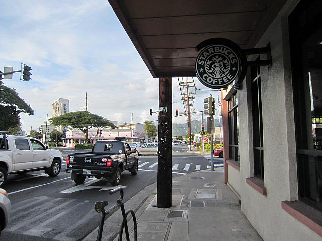 Date Stとの交差点は「スタバ」が目印。