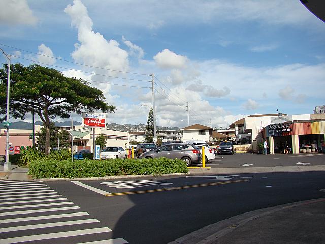 オバマ大統領もファンを公言する「レインボー・ドライブイン」。スタート地点から徒歩約14分。