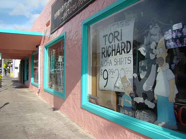 「ベイリーズ アンティーク＆アロハシャツ」です。