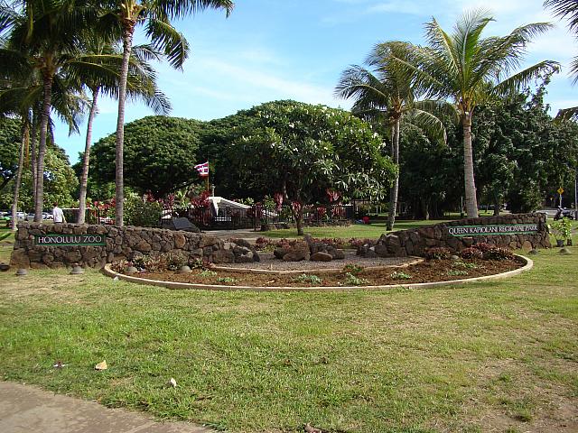 交差点を越えた先には、ホノルル動物園とカピオラニ・パークが。