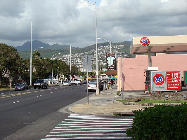 「レインボー・ドライブイン」を過ぎると見えてくるピンクの建物・・・