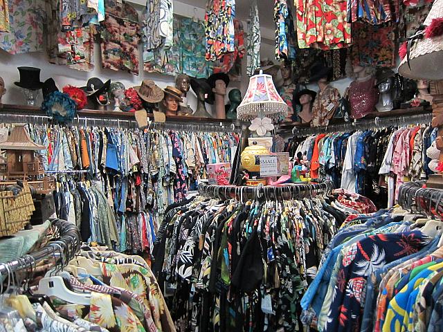 ビンテージなアロハシャツならおまかせの「ベイリーズ アンティーク＆アロハシャツ」。