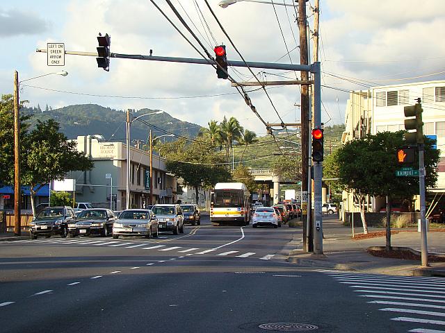高架下がカパフル・アベニューの終わりです。