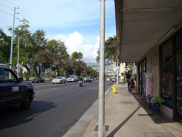 お店を間近に眺めながら進めるのは、山に向かって右側の歩道です。