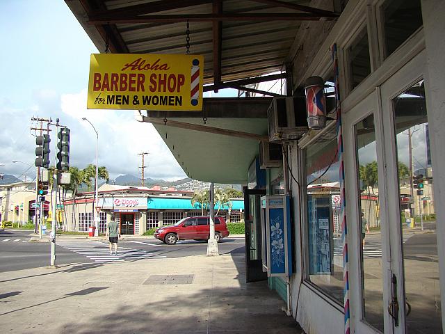 バス停を降りると斜め目の前に「アイランド・トライアスロン＆バイク」、続いて「ジッピーズ　カパフル店」が。