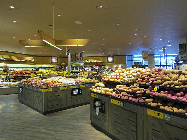 日本では見かけない生鮮食品を見るのも楽しいもの。