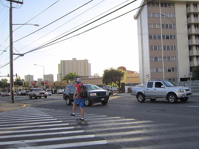 カパフル・アベニューをスケボーで軽快に♪