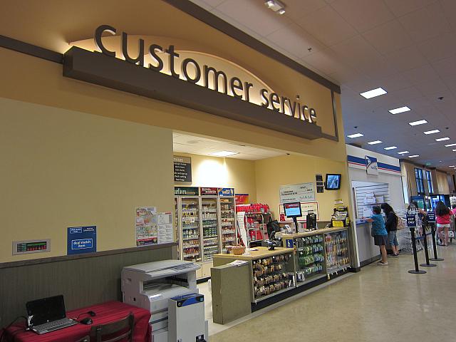 「セーフウェイ」店内にはカスタマーサービスのほか、銀行や郵便局も。