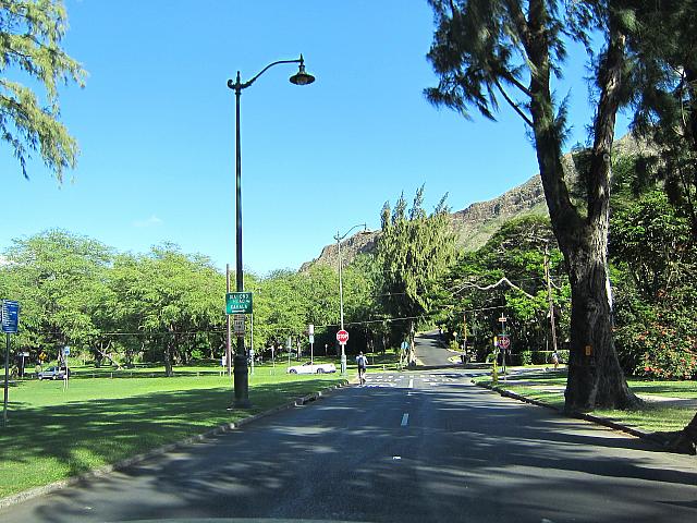 「DIAMOND HEAD KAHALA →」のサインが。