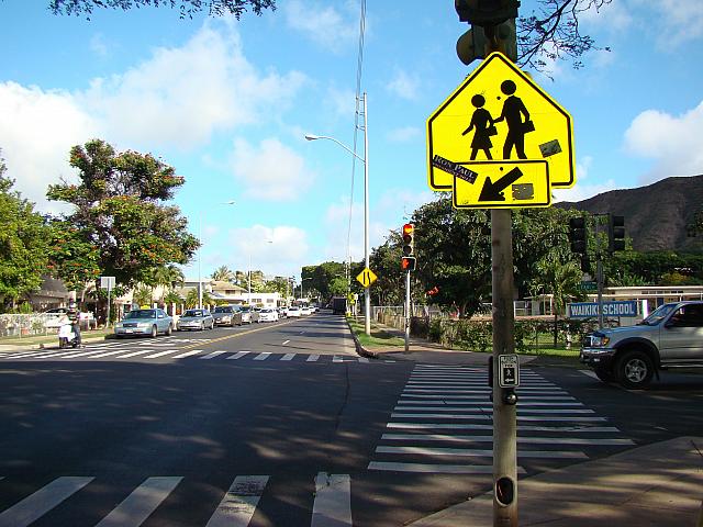 レアヒ・アベニュー（Leahi Ave）を渡ったら右手にワイキキ小学校。看板は「WAIKIKI SCHOOL」と。ここまで徒歩で8分。