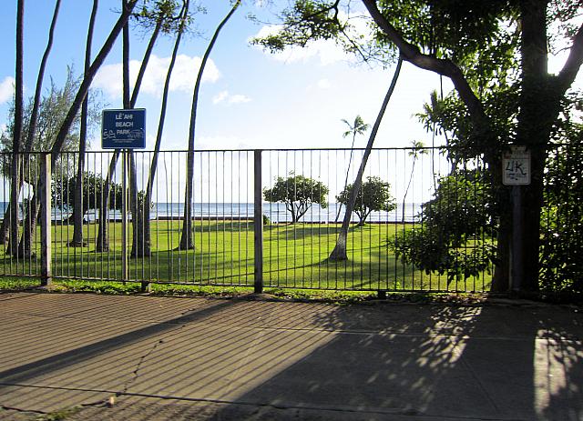 今度は同じく小規模なビーチパーク「レアヒ・ビーチパーク（Leahi Beach Park）」が。ココも駐車スペースがありません。