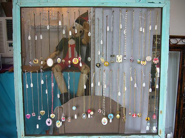 後ろのマリオネット人形といい、ペンダントを飾っている額といい、う～ん、素敵にシャビー。