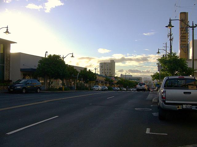 カイムキのメインストリート、ワイアラエ・アベニューの海側裏手にホノルル市郡運営の有料パーキングが。