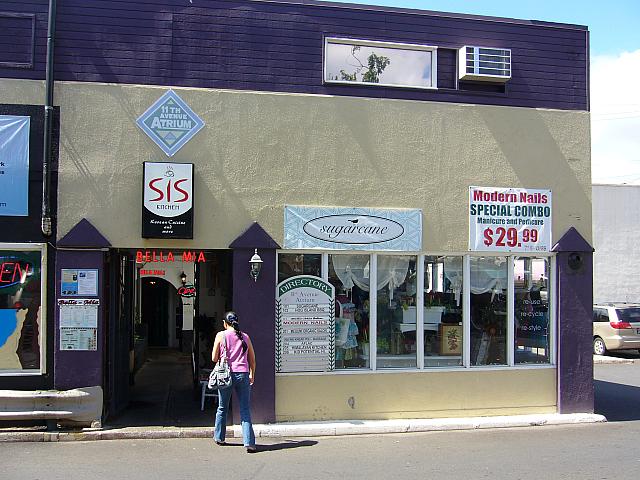 このコンプレックス・ビルの1階角にあります。