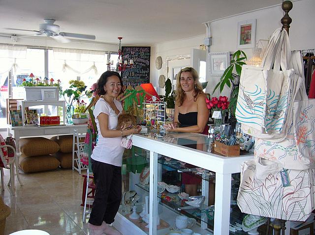 向かって右がフェイス。4人姉妹のお母さんだなんて！「若草物語」みたい。