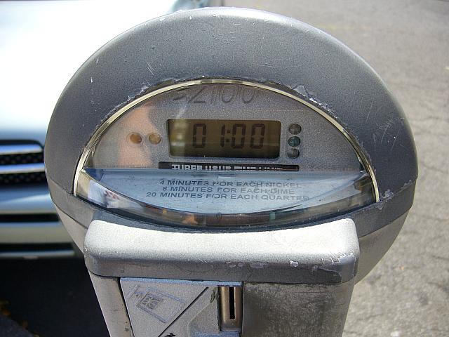 こちらに車を停めて、コインを入れましょう。クォーター（25セント硬貨）1枚で20分です。