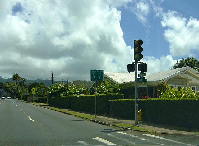 右手に「MANOA ROAD」と「EAST MANOA ROAD」への分岐点を示すサインが。
