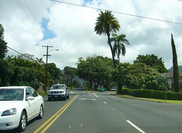 左車線から真っ直ぐ、MANOA ROAD（マノア・ロード）へ進みます。